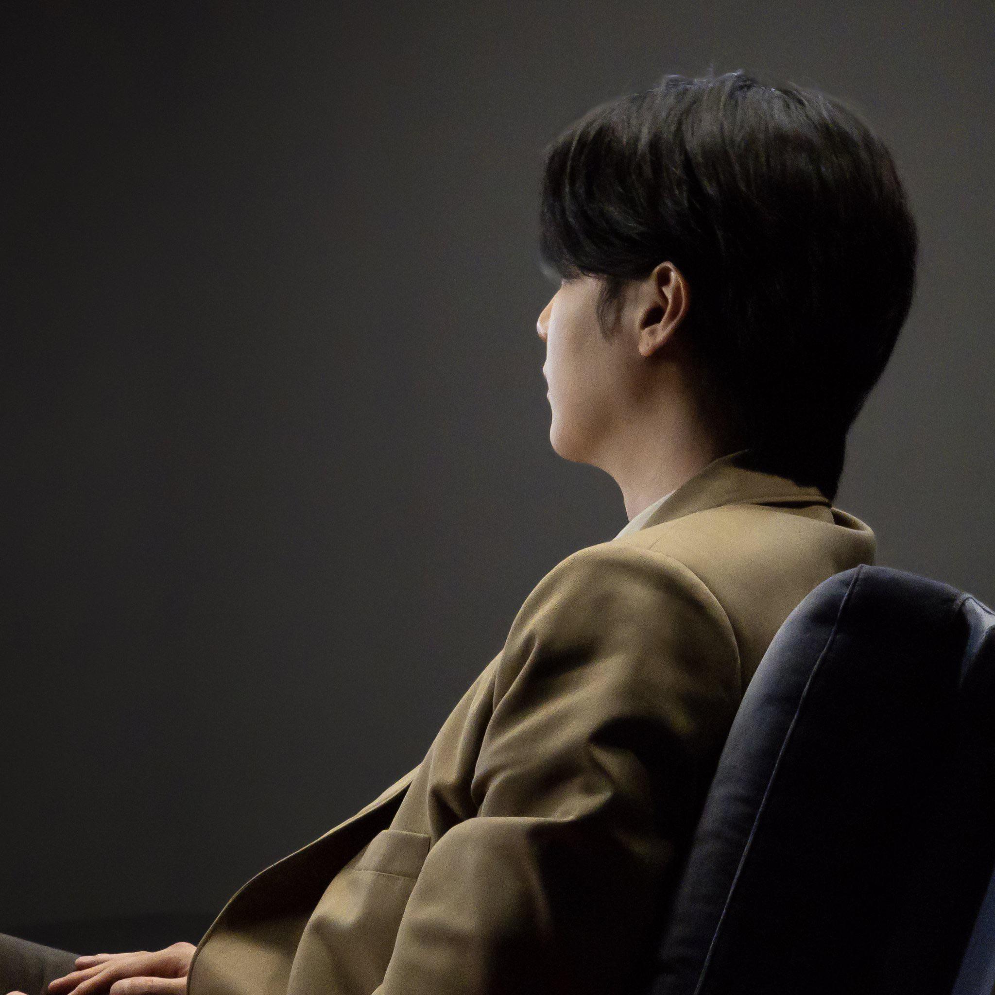 [Samsung Mobile] Not only is he a great listener… he even has his own talk show. Can you guess who he is? - 170723