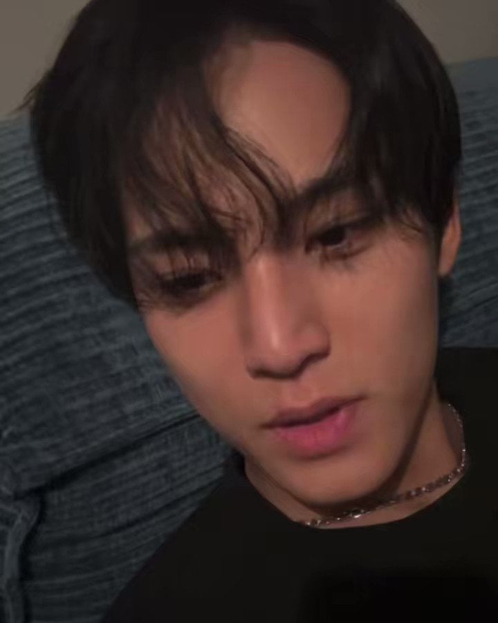 230805 SEVENTEEN Mingyu talked about the ‘Seven’ dance challenge with Jungkook on his Weverse Live