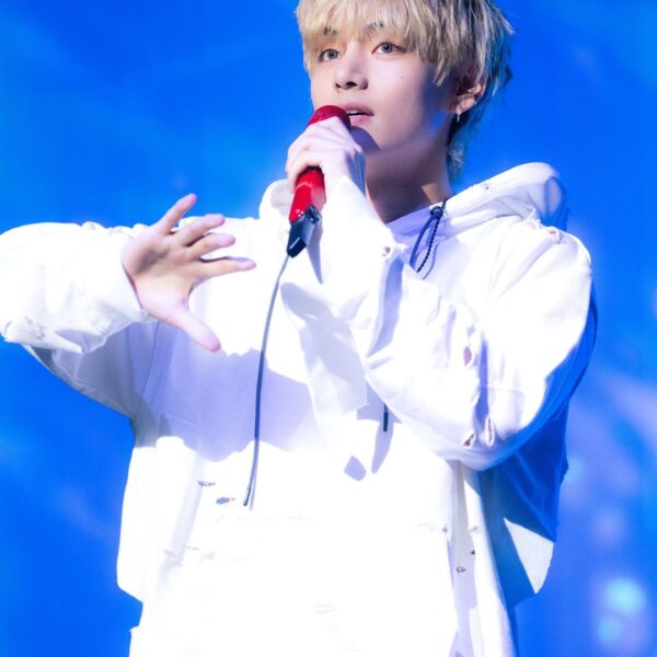 [SBS Inkigayo] More Photos of V performing “Slow Dancing” & “Rainy Days” - 110923