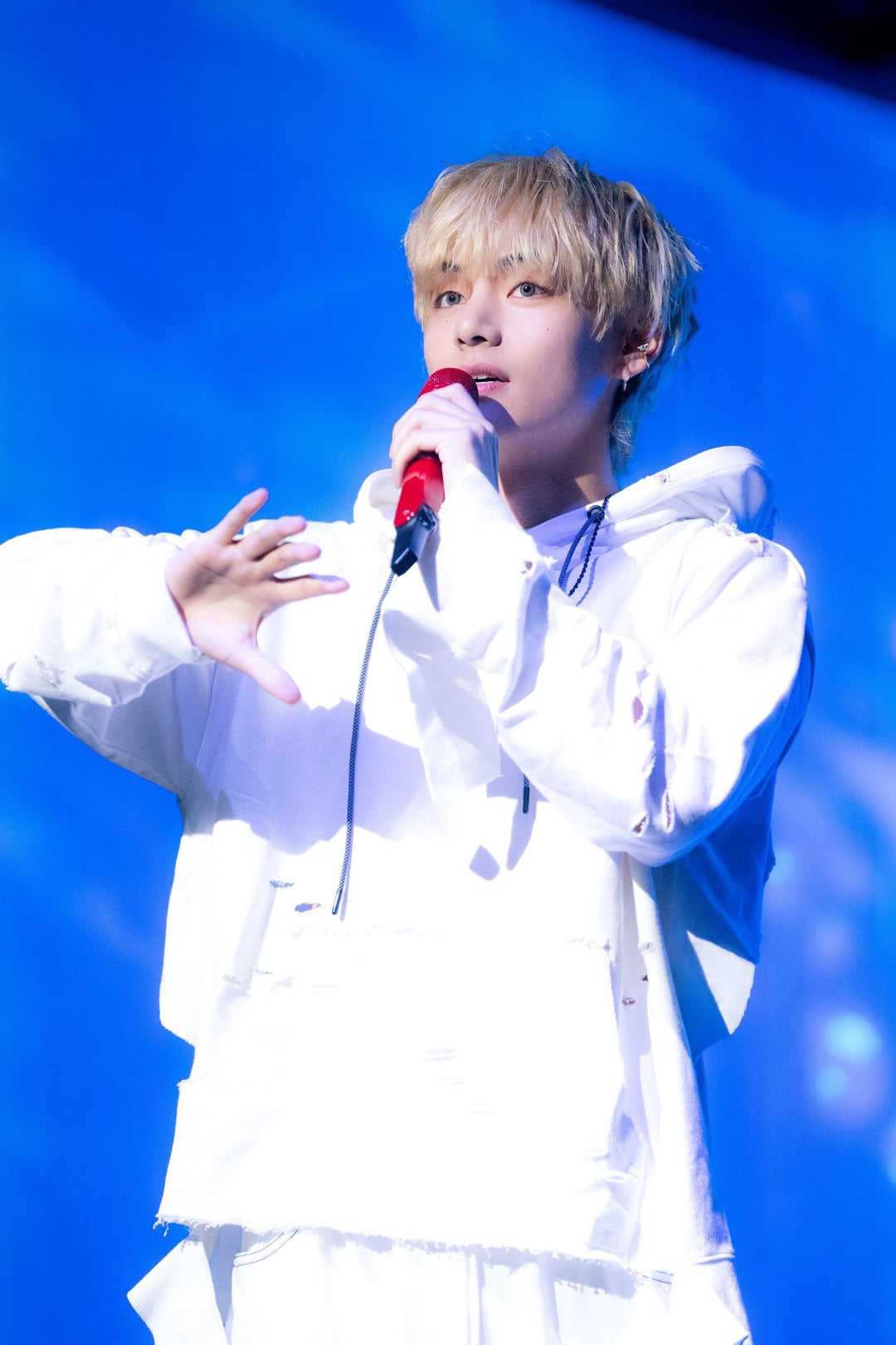 [SBS Inkigayo] More Photos of V performing “Slow Dancing” & “Rainy Days” - 110923