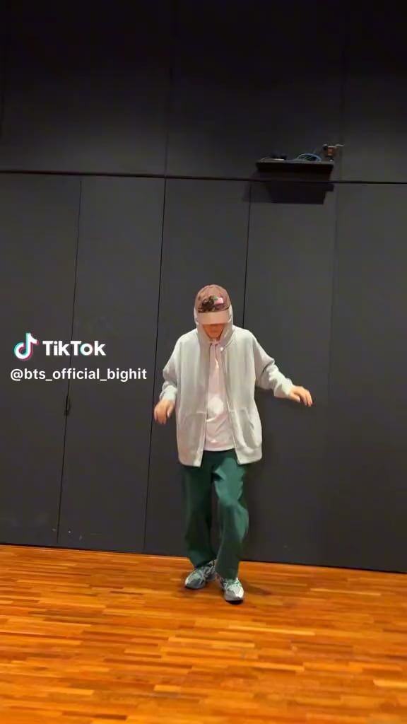 [BTS TikTok] Taehyung with NewJeans: ‘Slow Dancing’ Dance Challenge - 150923
