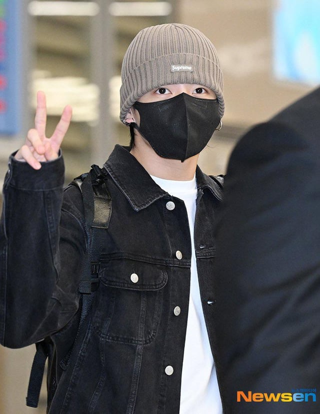 [KMedia] Jungkook airport arrival photos - 160923