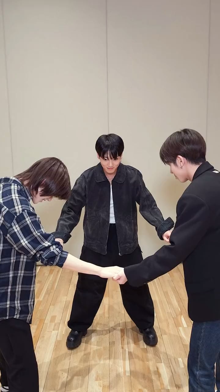 [TXT TikTok] Happily Ever After Dance Challenge with Jungkook and TXT Beomgyu and Taehyun - 261023