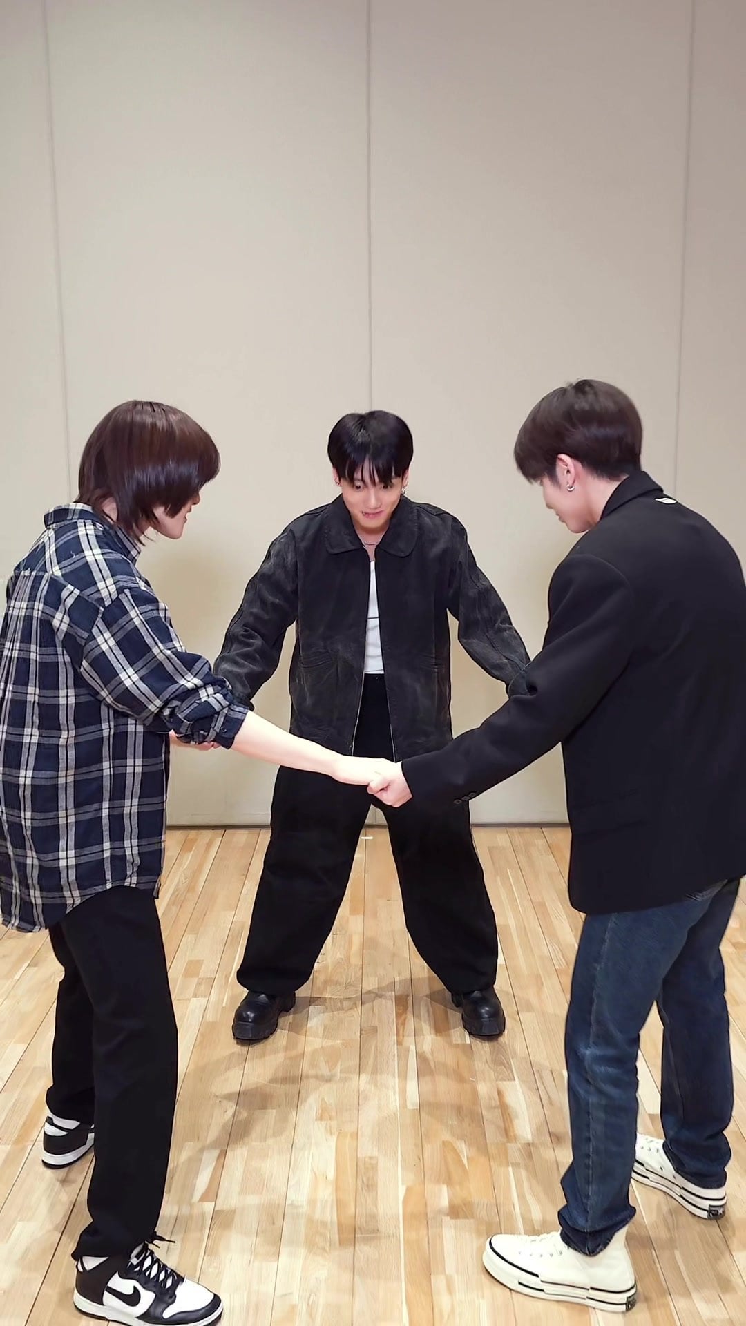 231026 Happily Ever After Dance Challenge with Jungkook and TXT Beomgyu and Taehyun