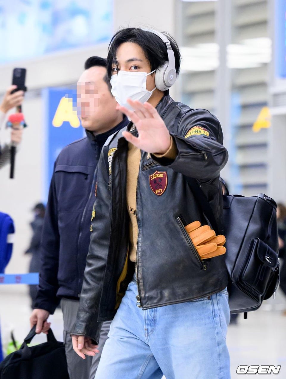 [KMedia] Taehyung’s airport arrival photos - 301123