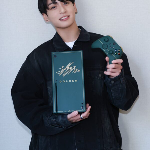 [BTS_official] Jungkook shows off his new Xbox ahead of his Times Square performance - 101123