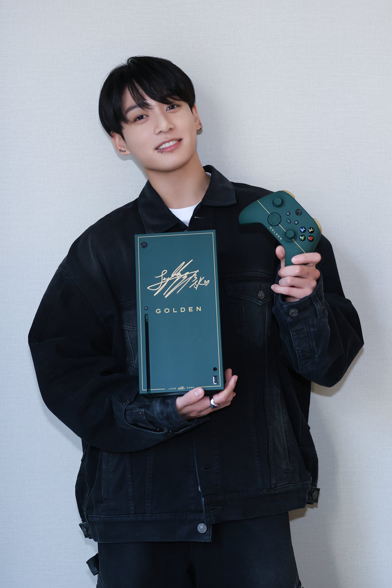 [BTS_official] Jungkook shows off his new Xbox ahead of his Times Square performance - 101123