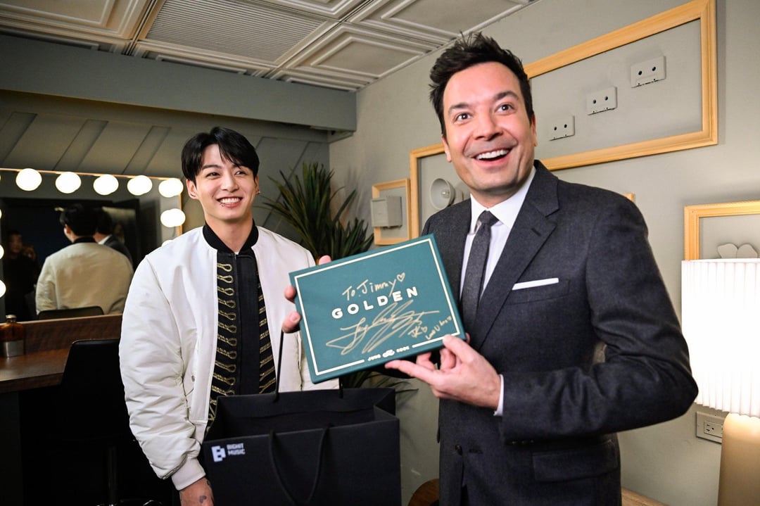 [Photographer Todd Owyoung] Before his The Tonight Show appearance, Jungkook gave Jimmy a surprise gift: A signed copy of his new album, “Golden.” So sweet. - 101123