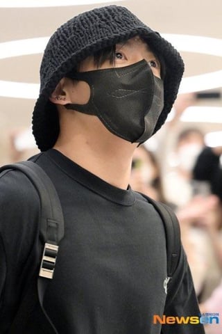 [KMedia] Jungkook’s airport arrival photos - 111123