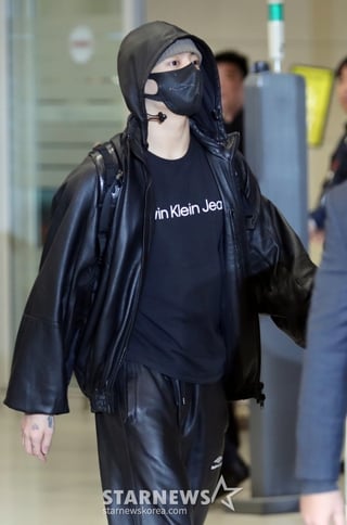 [Star News] Jungkook's airport arrival photos - 021223