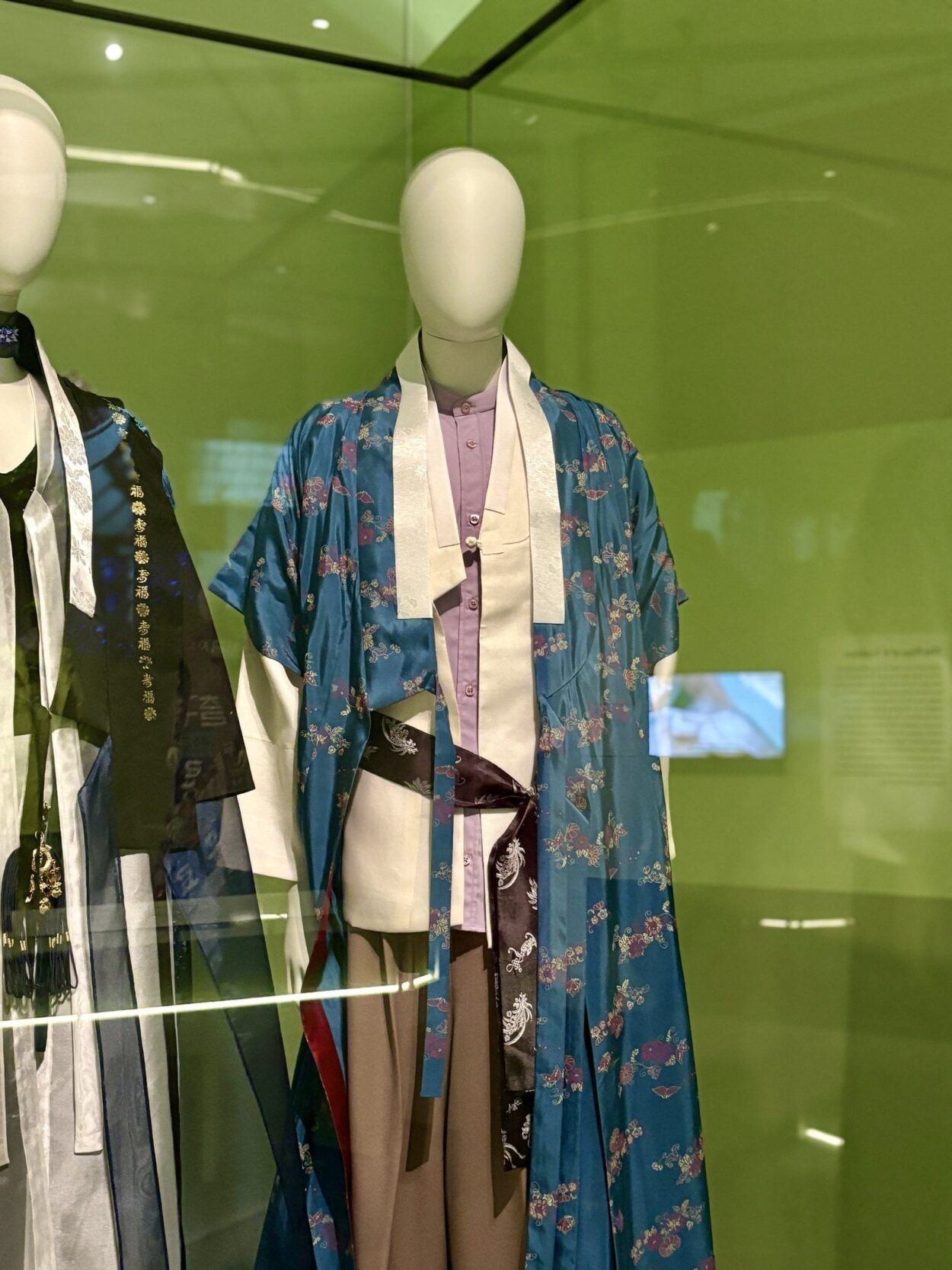 240326 RM’s contemporary hanbok is on exhibit at the Museum of Fine Arts, Boston, as part of the “Hallyu! The Korean Wave” exhibition through July 28