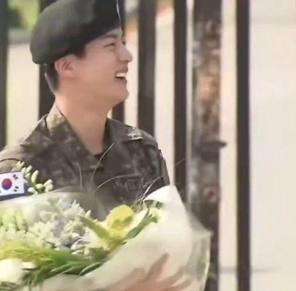 [Military Discharge Megathread] Our Moon, Our Astronaut, Our Worldwide King, Kim Seokjin is coming home! - 120624