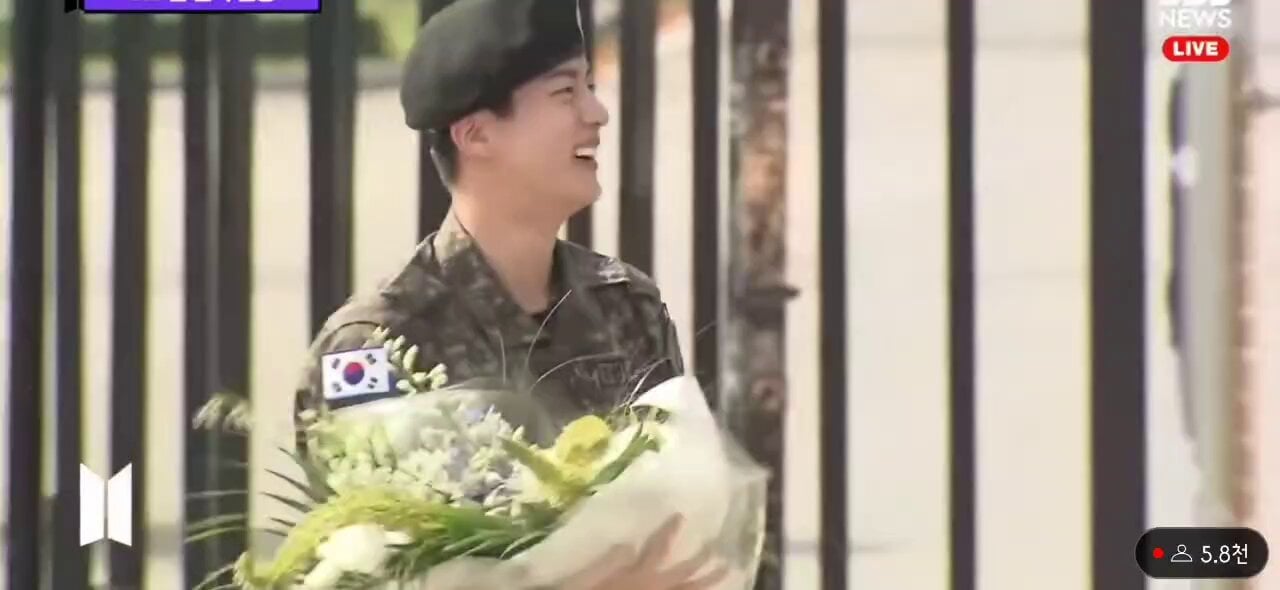 [Military Discharge Megathread] Our Moon, Our Astronaut, Our Worldwide King, Kim Seokjin is coming home! - 120624