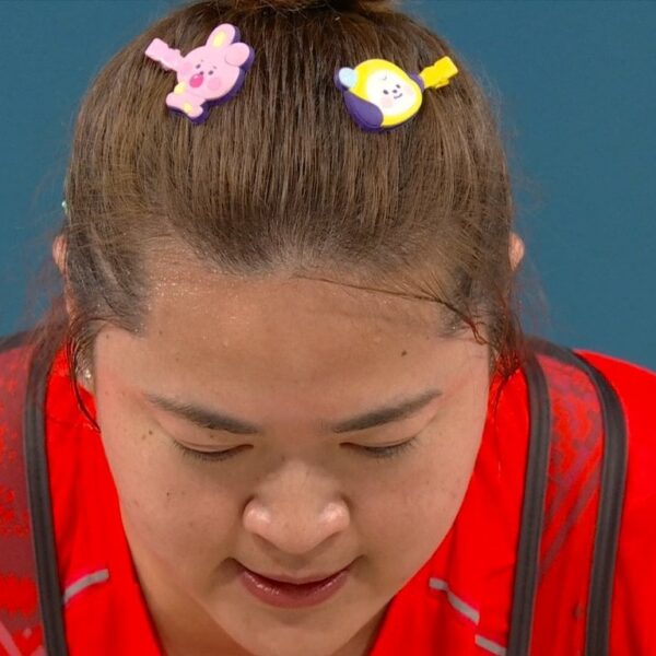 240811 Duangaksorn Chaidee, a Thai weightlifter, wore Cooky and Chimmy hair clips during the  Women's +81kg final at the 2024 Paris Olympics