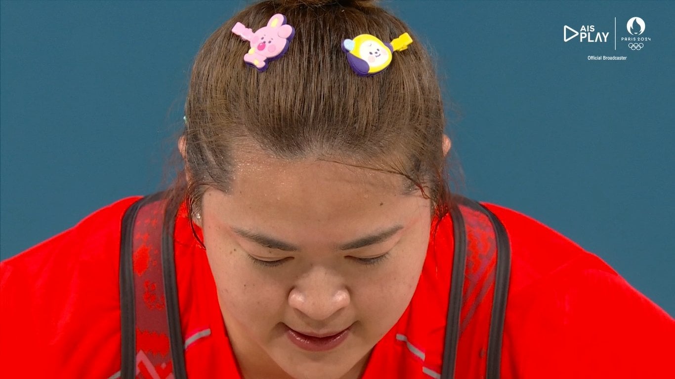 240811 Duangaksorn Chaidee, a Thai weightlifter, wore Cooky and Chimmy hair clips during the  Women's +81kg final at the 2024 Paris Olympics